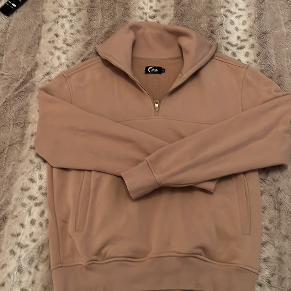 From its cozy hand-warming pockets to its high, high collar, midweight pullover